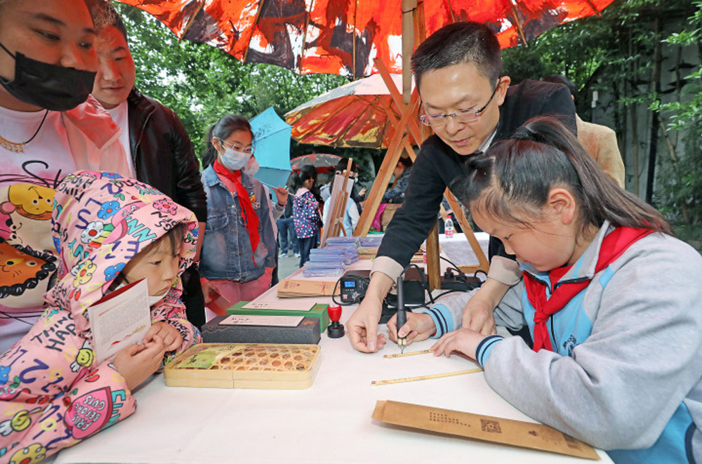 4月29日，中国共产党杭州历史馆（杭州市方志馆）举办“‘趣’学党史迎亚运 红色非遗映初心”系列活动。张素卿摄