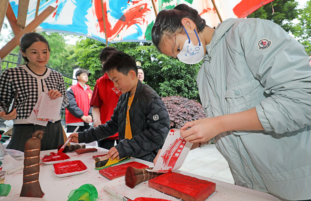 4月29日，中国共产党杭州历史馆（杭州市方志馆）举办“‘趣’学党史迎亚运 红色非遗映初心”系列活动。张素卿摄