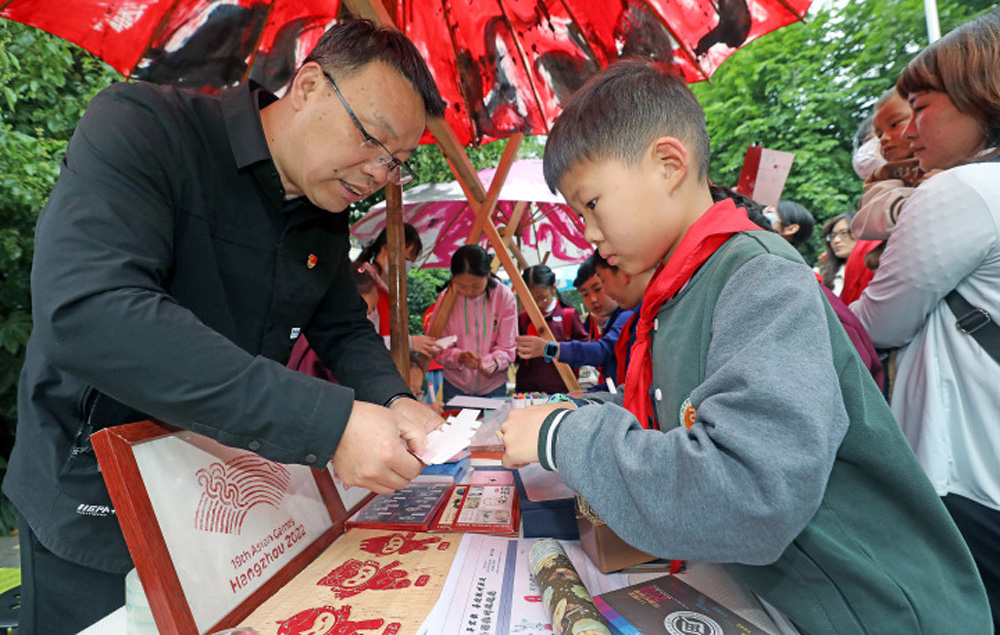 4月29日，中国共产党杭州历史馆（杭州市方志馆）举办“‘趣’学党史迎亚运 红色非遗映初心”系列活动。张素卿摄