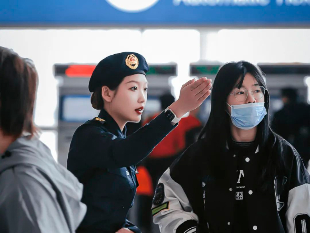女子巡逻队队员为旅客提供咨询服务。杭州市余杭区综合行政执法局供图