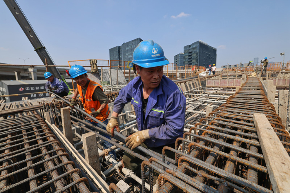 在杭州余杭文一西路互通施工现场，施工人员正在进行钢筋绑扎。余杭区交通运输局供图