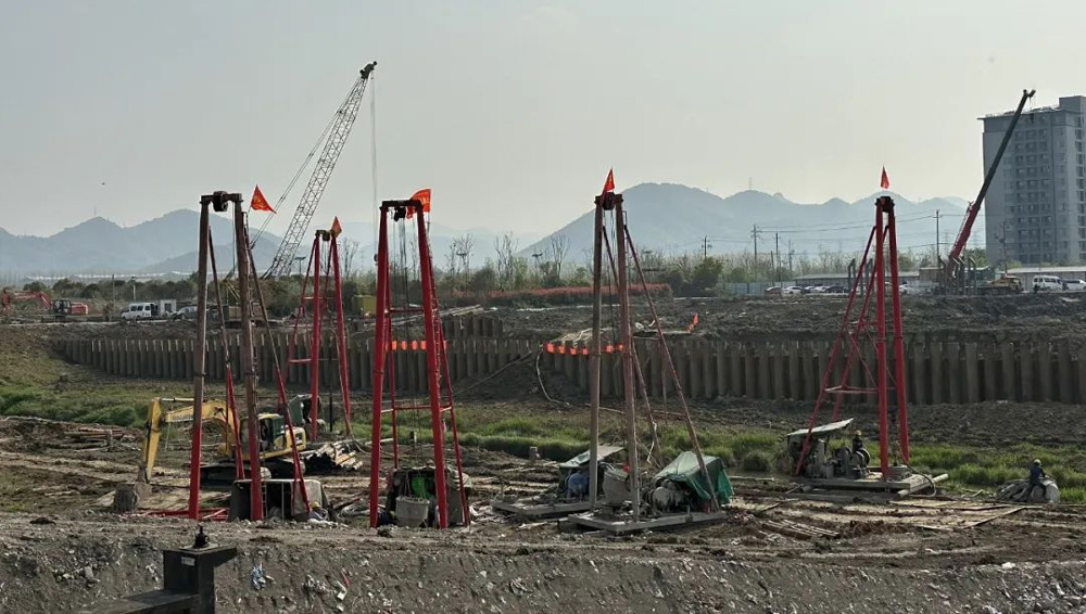 在西险大塘达标加固工程全线52.9公里的施工现场，微扰动搅拌桩、钻孔灌注桩、高压旋喷桩轰轰作响，人力和机械协同发力，全线推进，抢抓工期。杭州市林水局供图