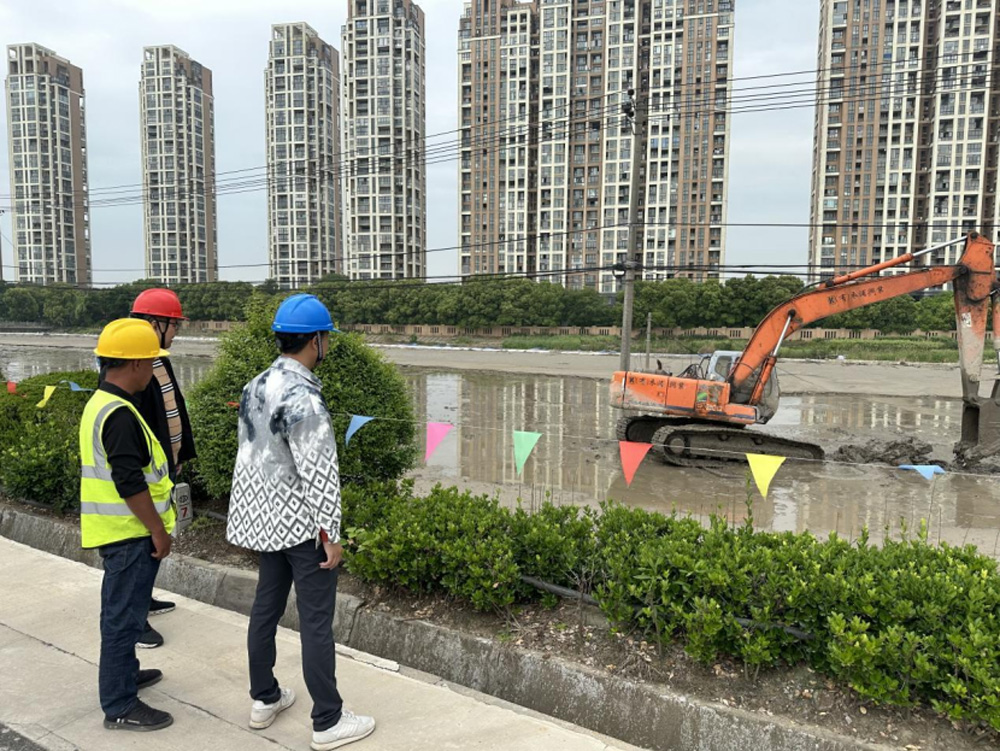 在萧山区海塘安澜工程（东风角至赭山湾闸段）护塘地耕地“非粮化”农田整治提升项目现场，参建各方依旧坚守在工地现场。杭州市林水局供图