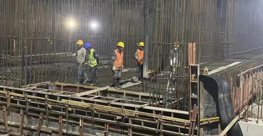 为确保五堡闸站在亚运前投入使用，施工人员战雨天、抢晴天，为项目建设按下“快进键”。杭州市林水局供图