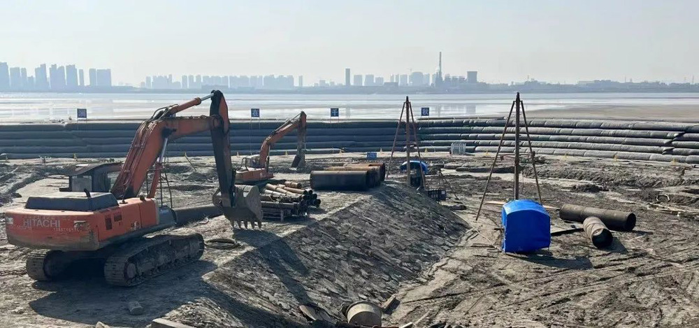 萧围西线（一工段至四工段）提标加固工程现场，工人们依然坚守岗位。杭州市林水局供图
