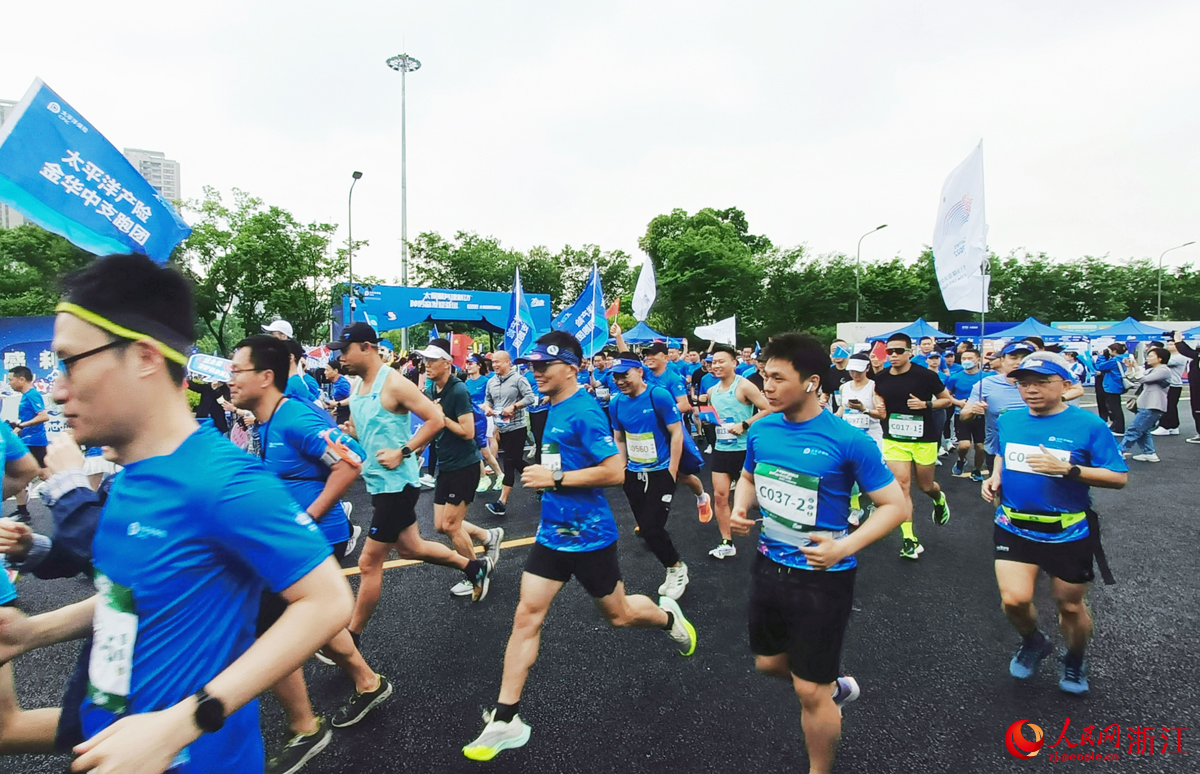 “太爱跑”活动在杭州奥体中心活力开赛。人民网 刘欣蔚摄