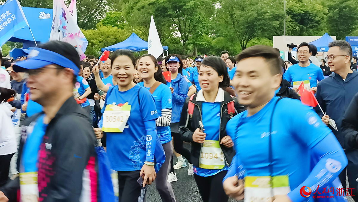 “太爱跑”活动在杭州奥体中心活力开赛。人民网 刘欣蔚摄