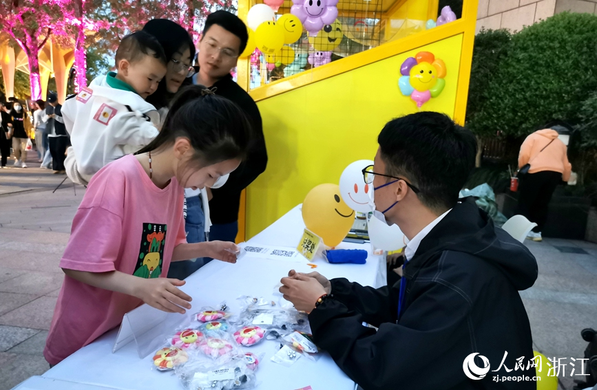 活动当天，参与活动的市民和游客可领取一份“微笑”礼品。人民网记者 张丽玮摄