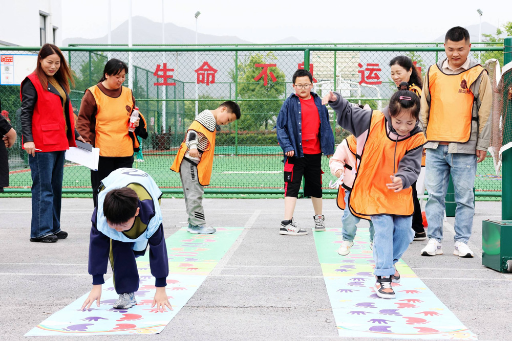 近日，湖州安吉天子湖镇举办乡村趣味体育节活动。殷兴华摄