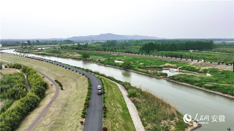从空中俯瞰，滁河如同一条绿玉带向远方绵延流淌，皖苏两省共饮一江水，同守一片天。人民网记者 陶涛摄