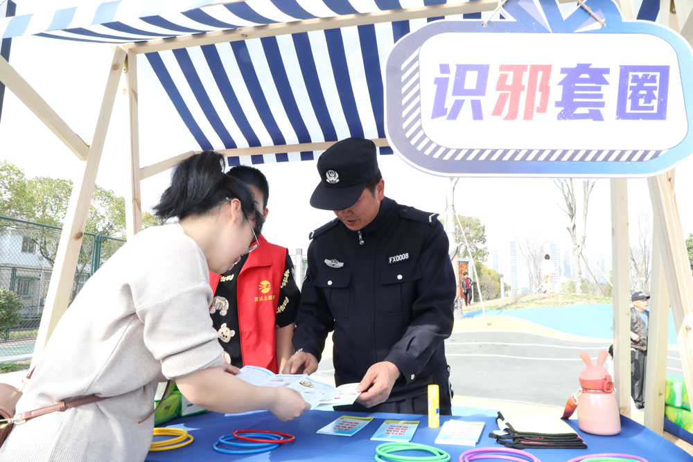湖州德清县公安局开展防灾减灾宣传活动。陈雅琦摄