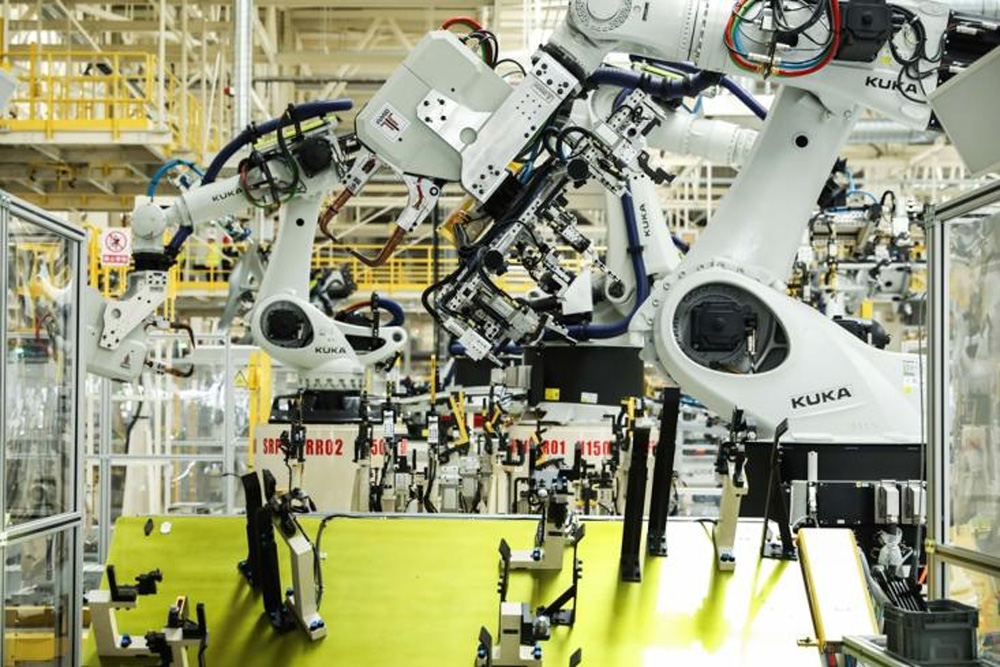 “未来工厂”全自动化焊接车间内的机械臂正在运作。吉利集团供图
