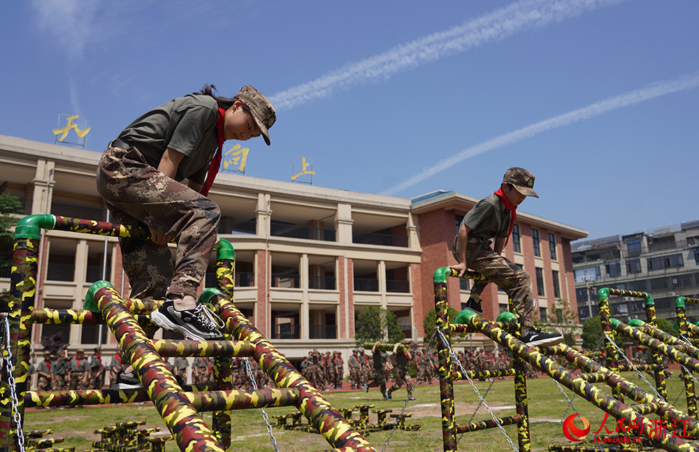 5月15日，在浙江省義烏市北苑小學，學生們正在進行趣味軍事運動。人民網 章勇濤攝