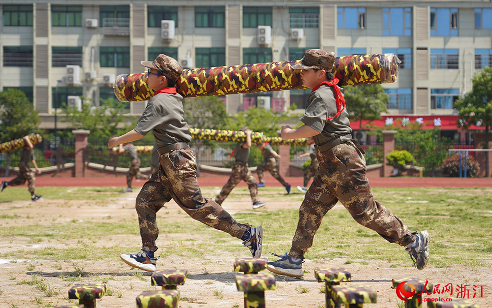 5月15日，在浙江省义乌市北苑小学，学生们正在进行趣味军事运动。人民网 章勇涛摄