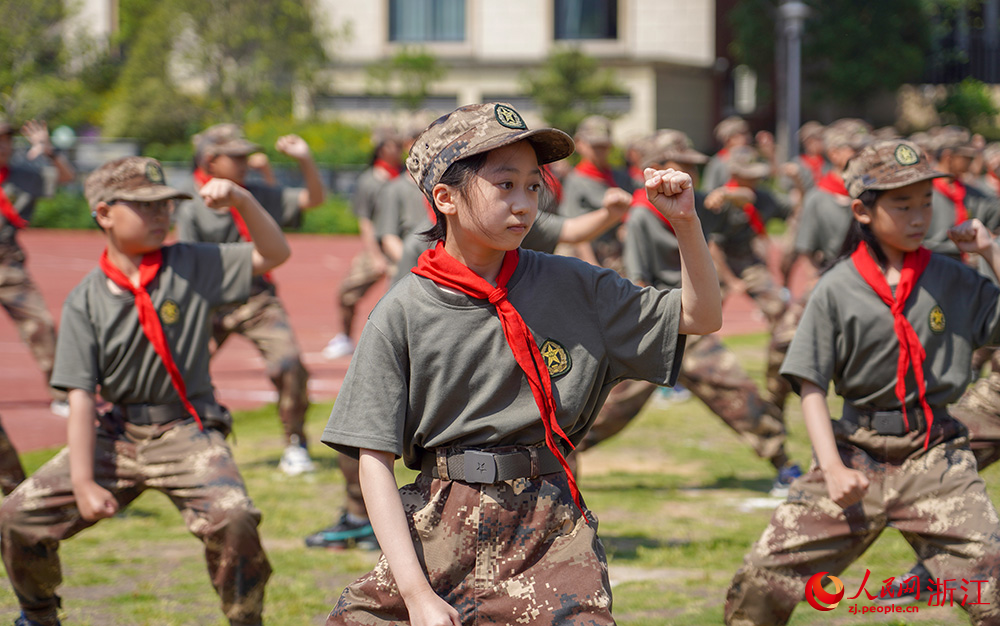 5月15日，在浙江省义乌市北苑小学，学生们在课间操进行军体拳训练，一招一式尽显蓬勃朝气。人民网 章勇涛摄
