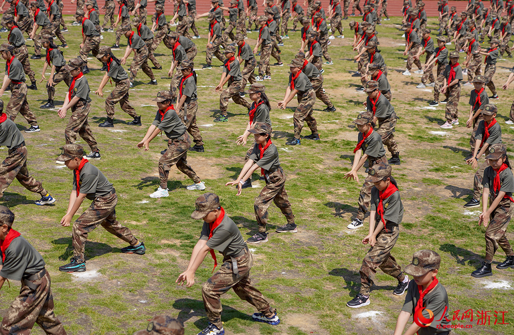 5月15日，在浙江省义乌市北苑小学，学生们在课间操进行军体拳训练，一招一式尽显蓬勃朝气。人民网 章勇涛摄