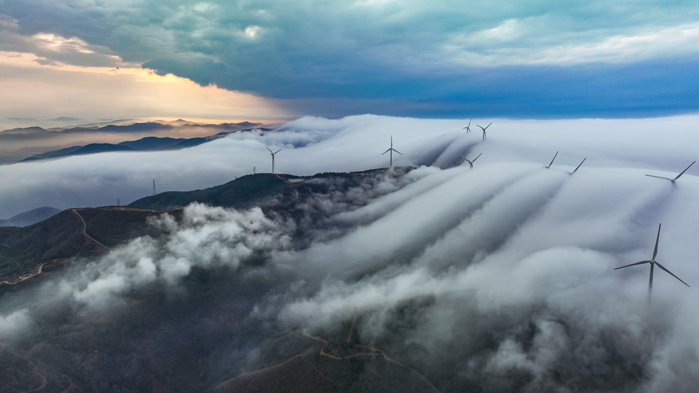 近日，寧波北侖福泉山出現雲海日出美景，吸引游客前來拍照觀賞。黃立國攝