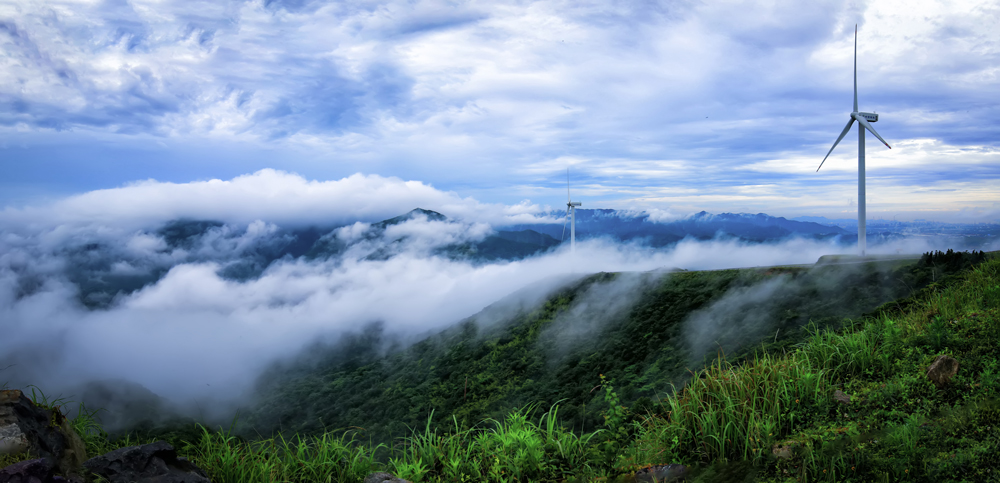 近日，宁波北仑福泉山出现云海日出美景，吸引游客前来拍照观赏。黄立国摄