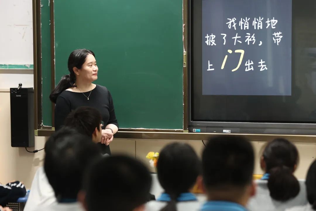 教师覃薇薇给实习学生带来了一堂精彩的展示课。杭州市临平商贸职业高级中学供图