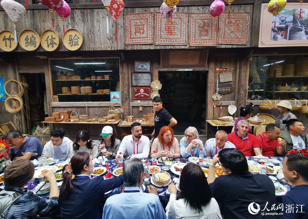 5月19日，宁波市宁海县前童古镇豆腐节长桌宴吸引八方来客。人民网 章勇涛摄