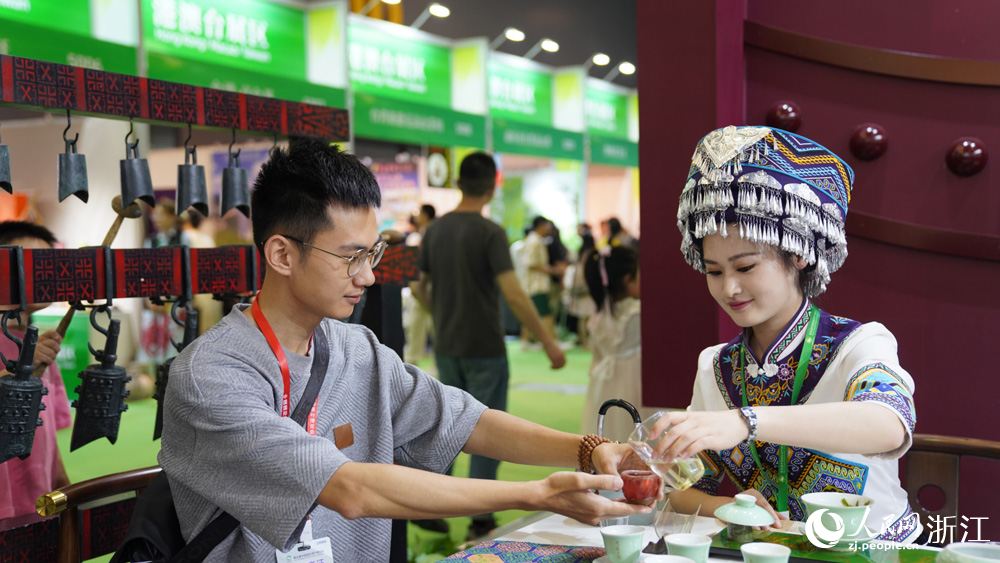 5月20日，第五届中国国际茶叶博览会在杭州开幕，市民、游客们前来体验一场“茶的盛宴”。人民网记者 郭扬摄