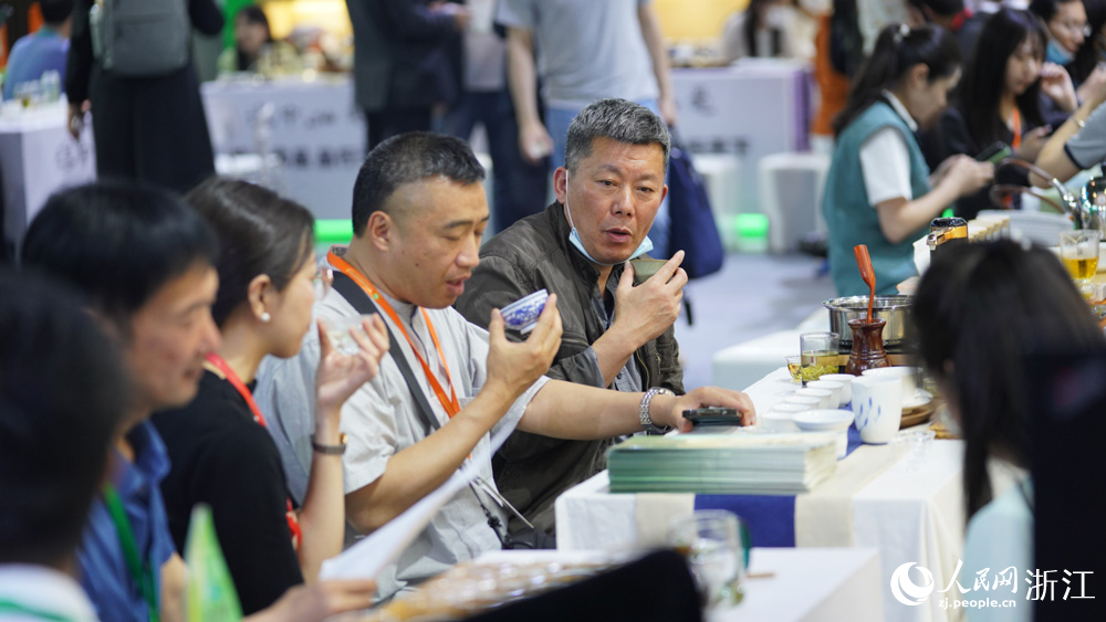 5月20日，第五届中国国际茶叶博览会在杭州开幕，市民、游客们前来体验一场“茶的盛宴”。人民网记者 郭扬摄