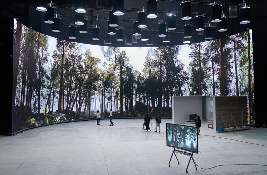 LED虛擬數字攝影棚內正進行虛擬場景表演。東陽市委宣傳部供圖