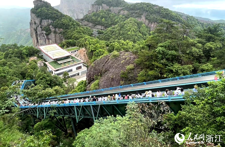 游客搭乘自動扶梯上山觀景。人民網記者 張麗瑋攝