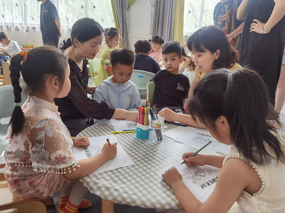 活动现场，15组亲子家庭共读绘本、绘制亚运吉祥物。孙璐倩摄