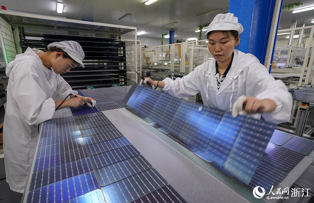 工人們正在趕制光伏太陽能組件。人民網 章勇濤攝