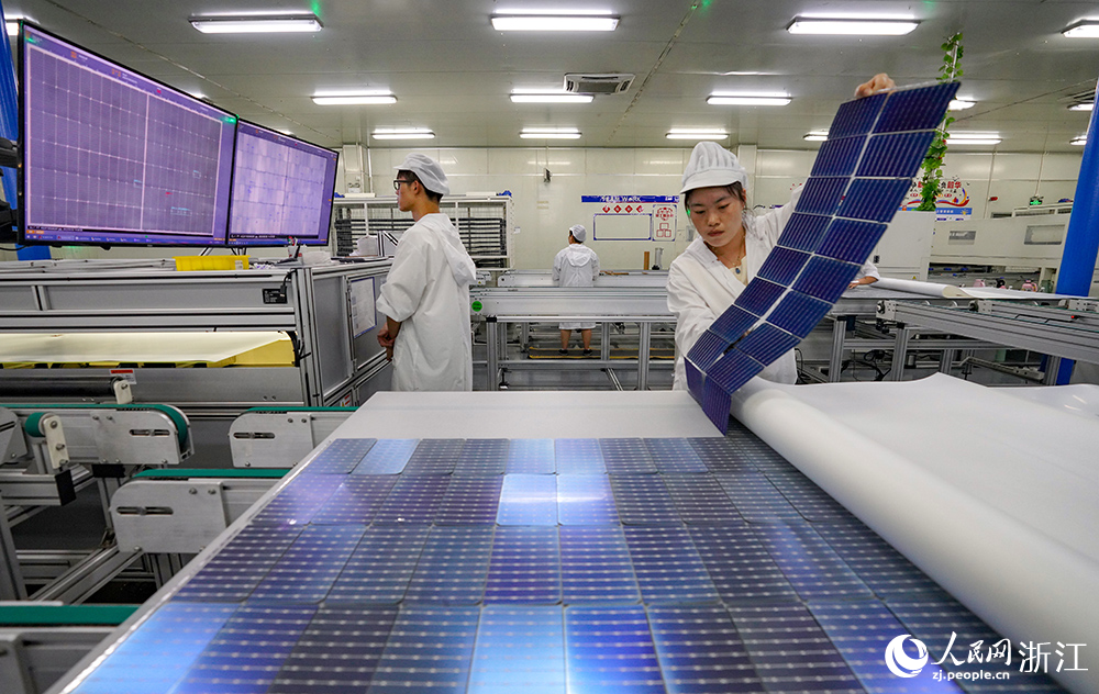 工人們正在趕制光伏太陽能組件。人民網 章勇濤攝