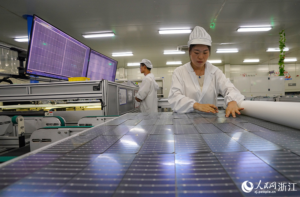 工人們正在趕制光伏太陽能組件。人民網 章勇濤攝