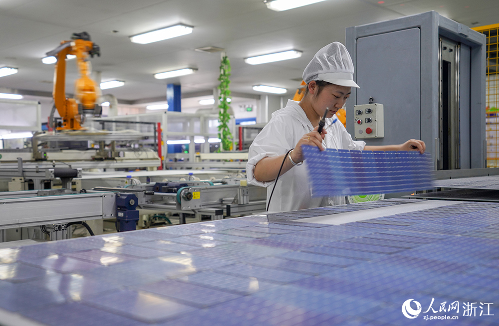 工人們正在趕制光伏太陽能組件。人民網 章勇濤攝