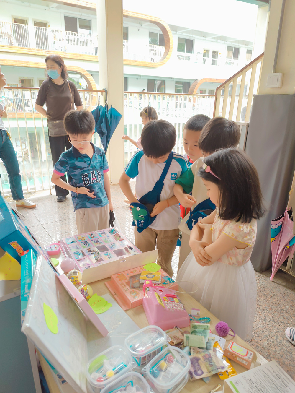 浙江大学幼儿园玉泉分园举行了主题为“亲子义卖、挑战自我、传递爱心”的慈善募捐活动。徐佳摄