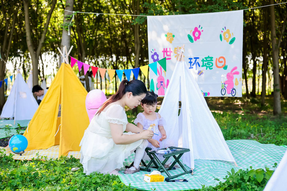 近日，湖州市安吉縣遞鋪街道開展了一場環保主題親子涂鴉活動。殷興華攝
