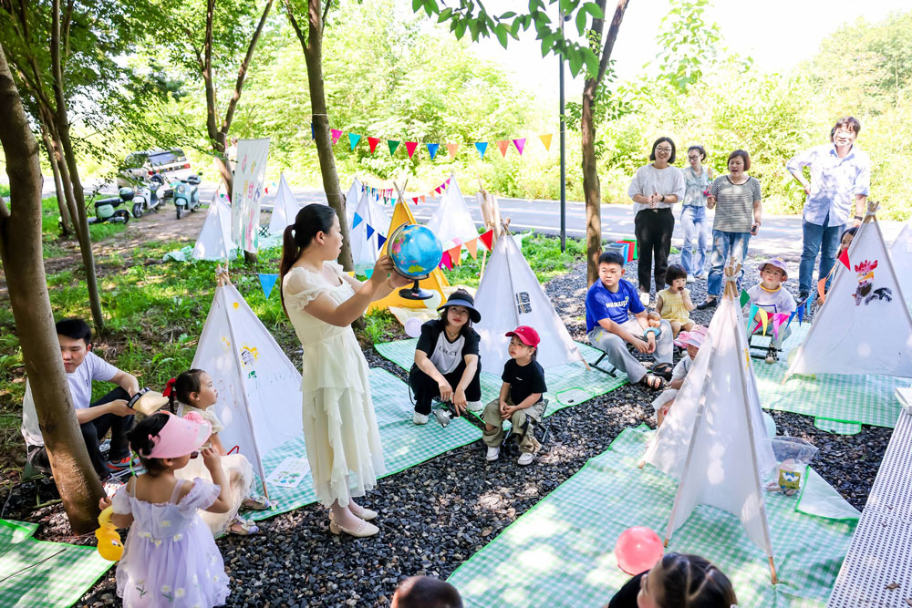 近日，湖州市安吉縣遞鋪街道開展了一場環保主題親子涂鴉活動。殷興華攝