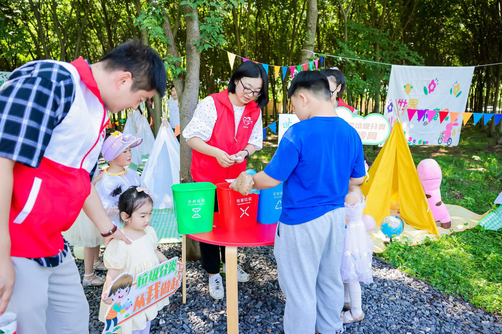 近日，湖州市安吉縣遞鋪街道開展了一場環保主題親子涂鴉活動。殷興華攝