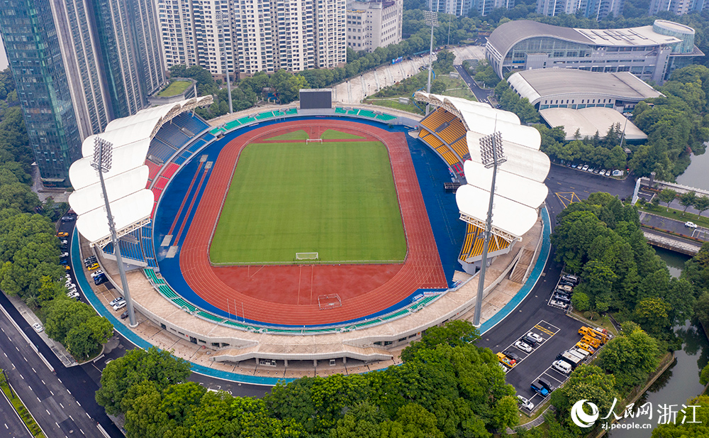 从空中俯瞰浙江省杭州市钱塘江畔的上城区体育中心，鲜艳的红蓝塑胶田径跑道与铺设了大片绿色草皮的足球场相映成景。人民网 章勇涛摄