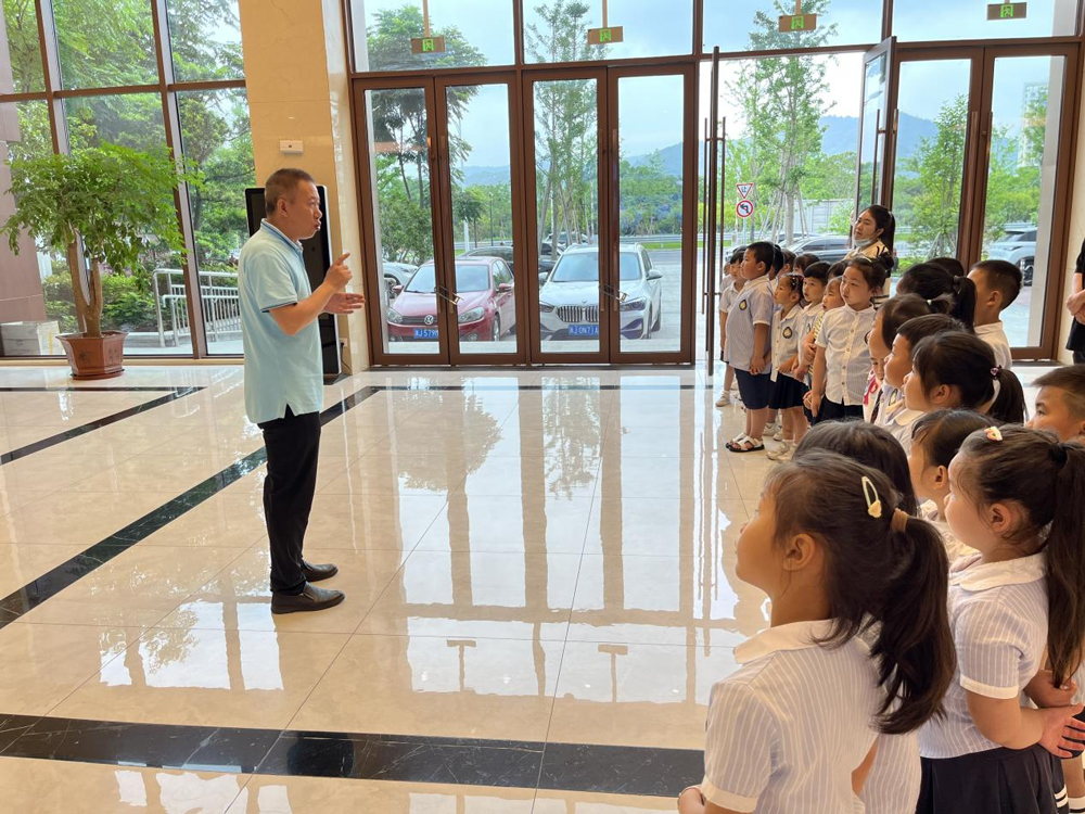 小朋友們正在聽博物館建成的故事。李美嬌攝