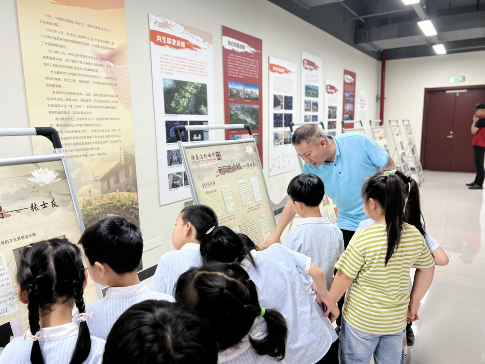 小朋友們觀看家庭發展史。葉鈺婷攝