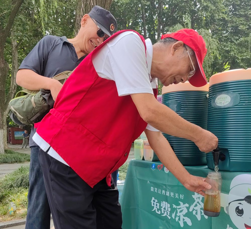 西湖景区推出免费凉茶服务。西湖风景名胜区管委会供图