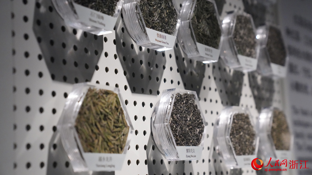 馆内陈列了各类茶叶品种。人民网记者 艾宇韬摄