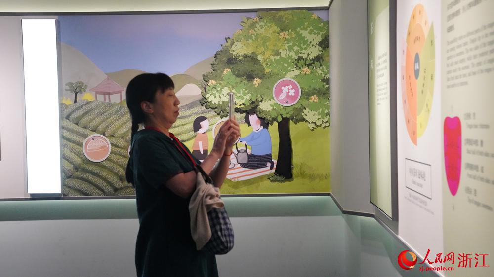 参展者在展板前留影。人民网记者 艾宇韬摄