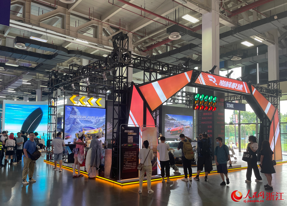 巅峰极速现场展出的游戏内同款汽车,吸引了众多动漫爱好者。人民网 秦铭泽摄