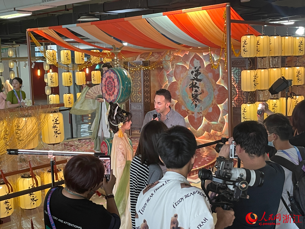 逆水寒联合近20位百万粉丝博主,在国漫现场将游戏内的时装“穿”到了现实中。人民网 秦铭泽摄