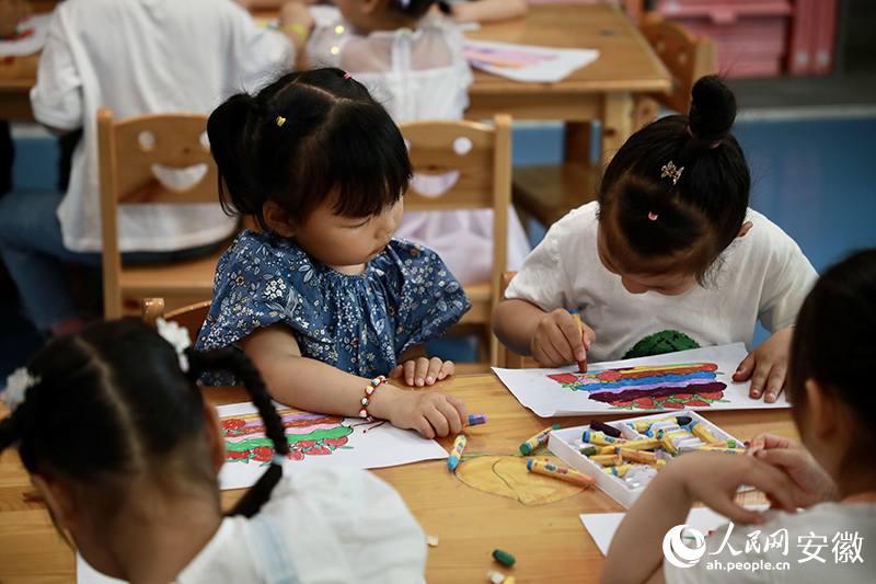 孩子们在课堂上画画。人民网记者 陶涛摄