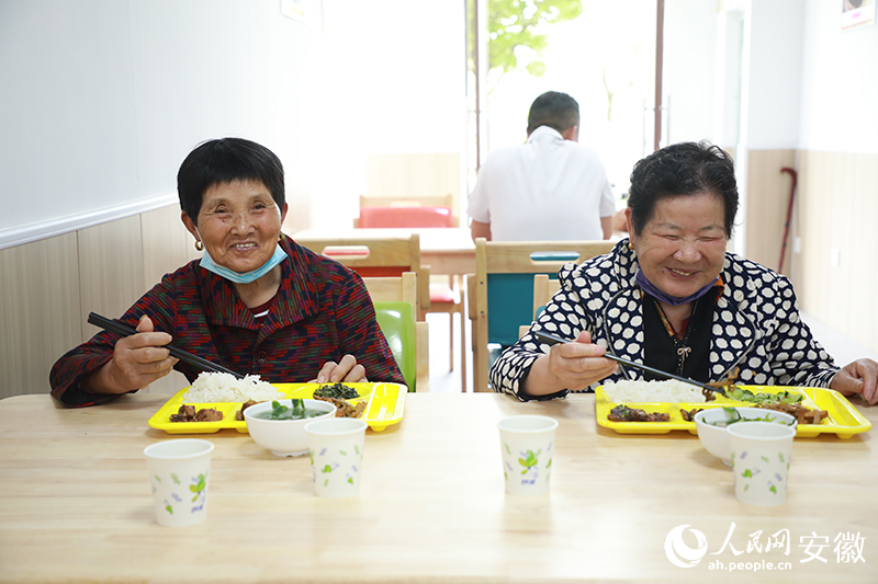 老年人在助餐点用餐。人民网记者 陶涛摄