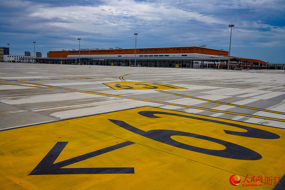 中建四局承建的杭州萧山机场国际货站项目主体。人民网 章勇涛摄
