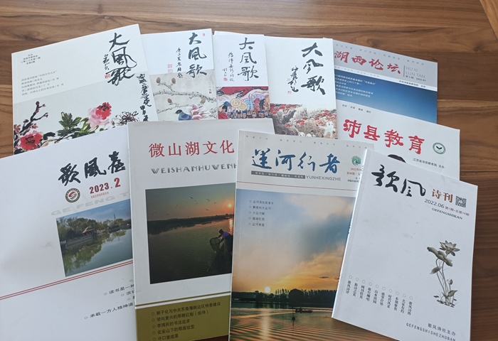 沛縣出版的各種文學期刊。沛縣文聯供圖