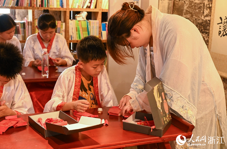 学生体验针刺无骨花灯制作。人民网 叶宾得摄